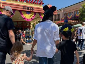 Happy Family! Potret Meghan Markle Sekeluarga ke Disneyland
