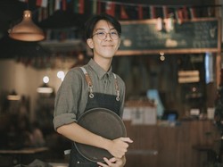 Kerja Berjam-jam di Resto, Anak Ini Langsung Beri Gaji Pertama ke Ayah