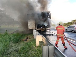 Mobil Boks Ekspedisi Terbakar di Tol Sragen, Isi Muatan Ludes!
