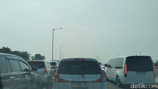 Kepadatan lampau lintas di Tol Layang MBZ arah Cikampek