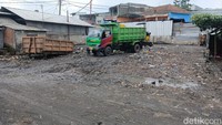 Gunungan Sampah di Pasar Cikurubuk Tasikmalaya Akhirnya Dibersihkan