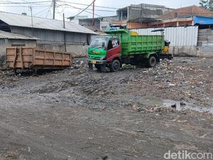 Gunungan Sampah di Pasar Cikurubuk Tasikmalaya Akhirnya Dibersihkan