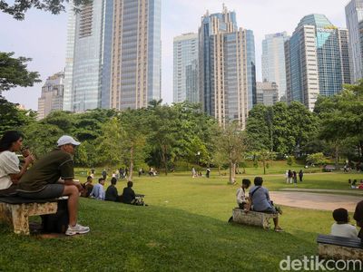 Libur Panjang, Warga Serbu Hutan Kota GBK untuk Piknik Murah di Tengah Jakarta
