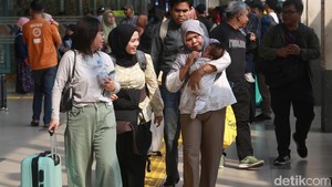 Long Weekend, Stasiun Senen Dipadati Penumpang
