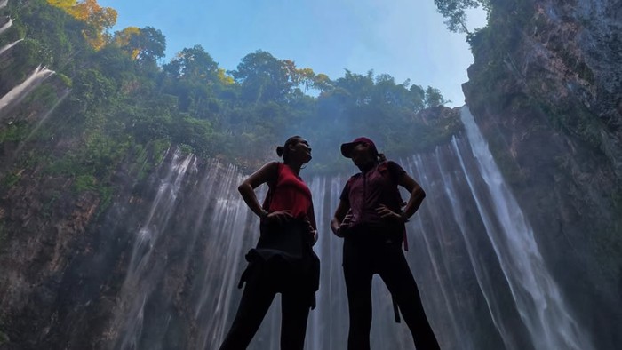 Potret Luna Maya Cs Liburan di Air Terjun Tumpak Sewu dan Bromo, Bikin Mupeng!