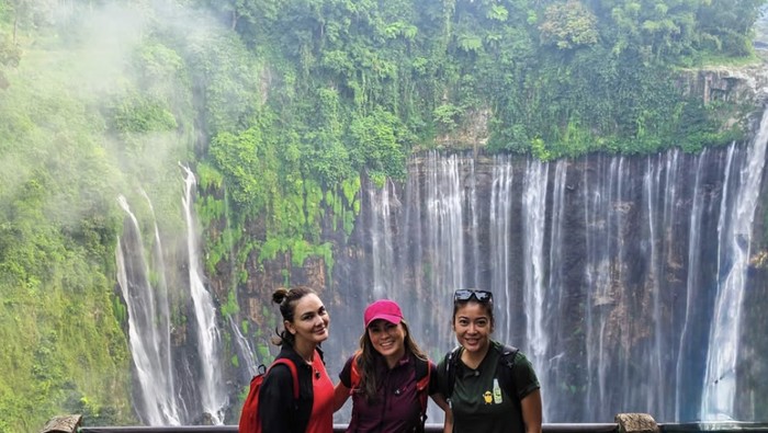 Potret Luna Maya Cs Liburan di Air Terjun Tumpak Sewu dan Bromo, Bikin Mupeng!