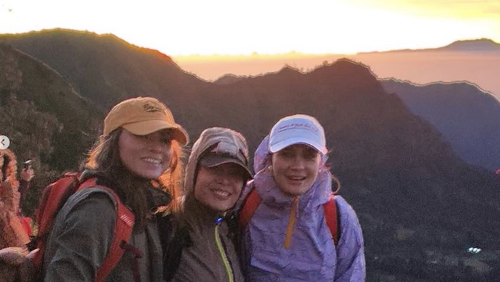 Potret Luna Maya Cs Liburan di Air Terjun Tumpak Sewu dan Bromo, Bikin Mupeng!