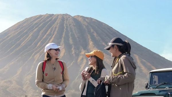 Potret Luna Maya Cs Liburan di Air Terjun Tumpak Sewu dan Bromo, Bikin Mupeng!