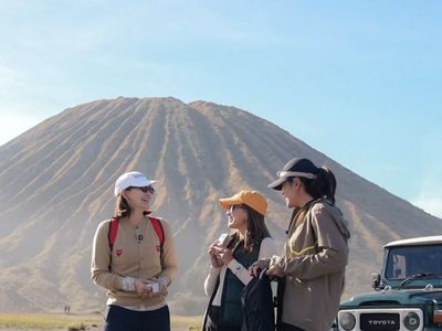 Potret Luna Maya Cs Liburan di Air Terjun Tumpak Sewu dan Bromo, Bikin Mupeng!