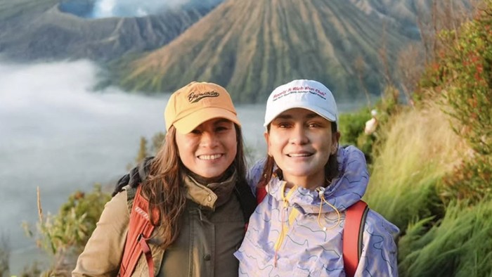 Potret Luna Maya Cs Liburan di Air Terjun Tumpak Sewu dan Bromo, Bikin Mupeng!