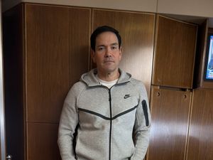 Gaya Santai Menteri Luar Negeri AS Pakai Tracksuit Nike Jadi Viral