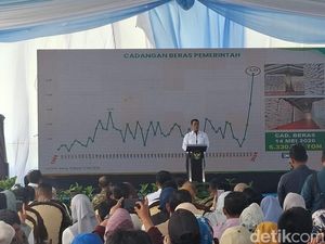 Canda Mentan Amran Warnai Panen Raya Kedelai di Nganjuk