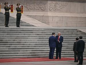 Trump dan Xi Jinping Bertemu di Beijing, Diawali Jabat Tangan