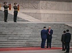 Trump dan Xi Jinping Bertemu di Beijing, Diawali Jabat Tangan