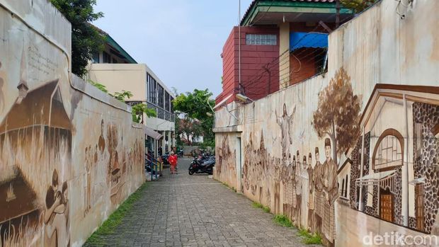Orang Betawi original banyak tinggal di Kampung Sawah, Kota Bekasi. Tokoh Betawi Kristen ini cerita soal warisan toleransi tinggi 3 umat kepercayaan di daerahnya. (Kurniawan/detikcom)