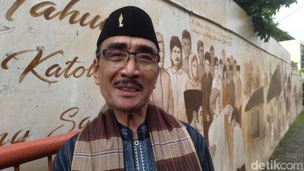 Orang Betawi original banyak tinggal di Kampung Sawah, Kota Bekasi. Tokoh Betawi Kristen ini cerita soal warisan toleransi tinggi 3 umat kepercayaan di daerahnya. (Kurniawan/detikcom)