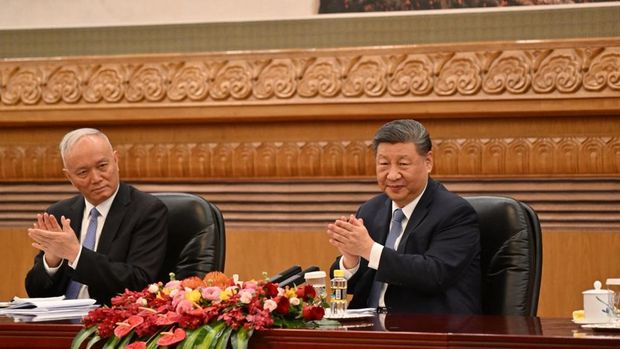 Chinas President Xi Jinping (R) and Cai Qi, top ranking of Communist Party, applaud during a meeting with a group of foreign executives at the Great Hall of the People in Beijing on March 28, 2025. (Photo by ADEK BERRY / AFP)