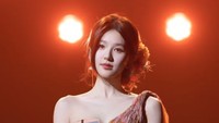 Gaya Zhao Lusi Saat Konser Jadi Sorotan, Pakai Sport Bra hingga Baju Thailand