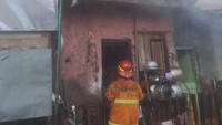 Kebakaran Rumah Dekat Rel di Malang Bikin Perjalanan 2 KA Tertunda