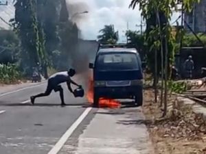 Pikap Terbakar Siang Bolong di Pamekasan Bikin Pengendara Panik