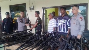 Warga Serahkan 52 Senjata Api Usai Bentrok Warga Dua Desa di Adonara NTT