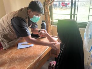 Polres Kuansing Jelajah Tepian Sungai Cerenti, Hadirkan Klinik Apung bagi Warga