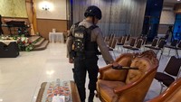 Polisi Sterilisasi Gereja Saat Ibadah Kenaikan Yesus Kristus di Lamongan