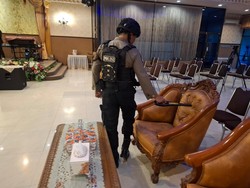 Polisi Sterilisasi Gereja Saat Ibadah Kenaikan Yesus Kristus di Lamongan