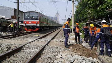 Banyak Insiden Tertabrak Kereta, KAI Tutup Perlintasan Liar Antara Cawang-Tebet