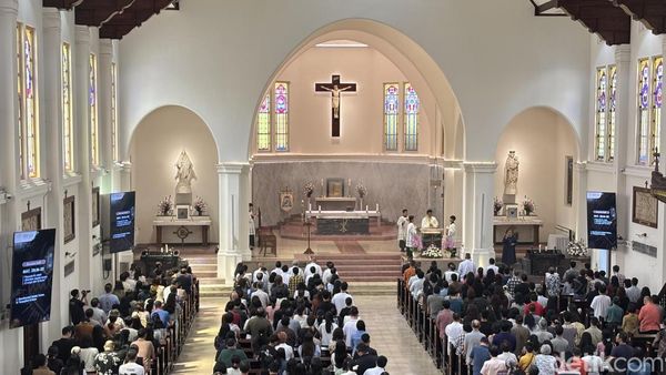 Ribuan Umat Khidmat Ikuti Misa Kenaikan Yesus Kristus di Gereja Katedral Surabaya