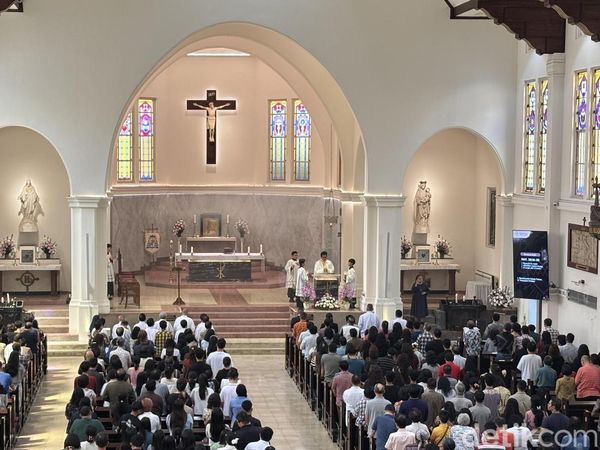 Ribuan Umat Khidmat Ikuti Misa Kenaikan Yesus Kristus di Gereja Katedral Surabaya