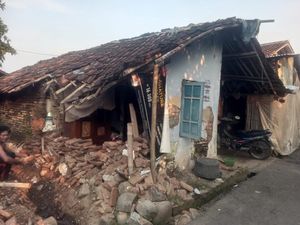 Tak Bisa Bayar Tukang, Koriah Warga Kalimati Brebes Biarkan Rumahnya Ambruk
