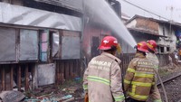 Penampakan Rumah Terbakar di Kota Malang yang Tunda Perjalanan 2 KA