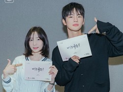 Video Romansa Slow Burn Seo In Guk-Park Ji Hyun di See You at Work Tomorrow!