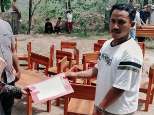 Tak Lagi Ngampar, Siswa SDN 2 Cibenda Sukabumi Kini Punya Meja-Kursi