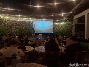 Turis Asing Antusias Nobar Film Pesta Babi di Kuta Selatan