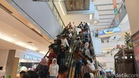 Warga Medan Serbu Mal saat Libur Hari Kenaikan Yesus Kristus