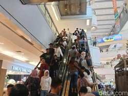 Warga Medan Serbu Mal saat Libur Hari Kenaikan Yesus Kristus