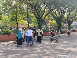 Sarah Ajak Keluarga Liburan ke TMII: Banyak Pilihan untuk Foto-foto