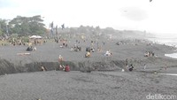 Pantai Munggu Dipadati Wisatawan Saat Long Weekend meski Berpasir Hitam