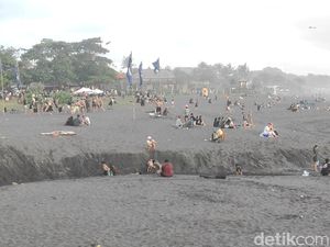 Pantai Munggu Dipadati Wisatawan Saat Long Weekend meski Berpasir Hitam