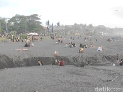 Pantai Munggu Dipadati Wisatawan Saat Long Weekend meski Berpasir Hitam