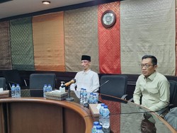 Video Tampang Anggota DPRD Jember Merokok-Ngegame Jalani Sidang Etik Gerindra