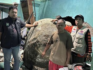 Tebing Longsor, Batu Berdiameter 2,5 Meter Terjang Rumah di Pemalang