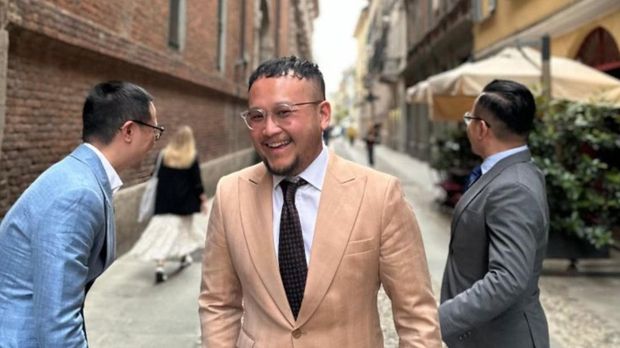 Potret Samuel Wongso bersama kakak dan adiknya di Milan, Italia, usai menghadiri ajang fashion pria Pitti Uomo di Florence, Italia. Samuel juga tampil dengan warna yang terinspirasi dari Pantone Color of The Year 2024. (ANTARA/HO- Dokumentasi pribadi)
