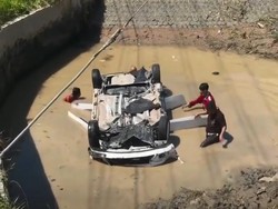 Brio Masuk ke Irigasi Bendungan di OKU Timur Usai Ditabrak Kendaraan Lain