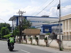 Warga Keluhkan Kabel Semrawut di Jalan RA Kartini Medan