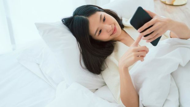 Gemini yang Betah Berjam-Jam Scroll Internet Tanpa Bosan/ Foto: freepik.com/Lifestylememory Gemini dikenal sebagai zodiak yang paling update soal internet dan teknologi terbaru. Mereka bisa lupa waktu saat sedang asyik browsing atau scrolling media sosial./ Foto: freepik.com/Lifestylememory