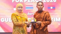 Khofifah Temui Puluhan Bhikkhu di Grahadi, Ternyata Bahas Hal ini