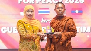 Khofifah Temui Puluhan Bhikkhu di Grahadi, Ternyata Bahas Hal ini